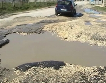 Fier, rruga e prishur Seman e <br />Darzezë, vështirësi në lëvizje