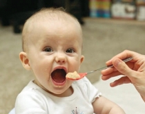 Si t'i ushqeni fëmijët <br />pas ditëlindjes së parë