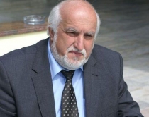 Ahmeti e Tha&ccedil;i, udh&euml;tar&euml; t&euml; z&euml;n&euml;<br />peng n&euml; trenin e &ccedil;mendur t&euml; Gruevskit