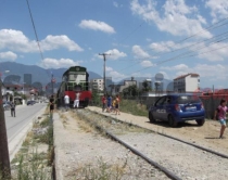 FOTOLAJM/ Tiranë, e moshuara<br />kalon shinat, e përplas treni