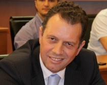 Gara për kreun e PD, Biberaj  poston<br />retrospektive e jetës së tij politike