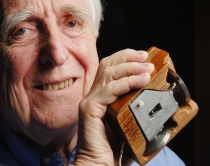 Vdes 88 vje&ccedil;, Douglas Engelbart<br />shpik&euml;si i mouse-it kompjuterik