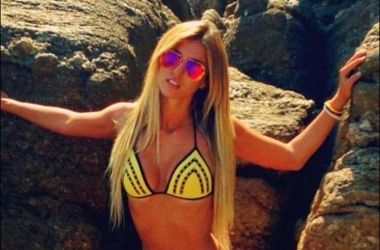 Adelina Tahiri single&hot në plazhet greke