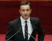 Braçe: Nishani, betejë qesharake<br />për foton e tij