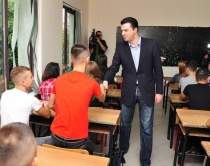 Tiranë, kryebashkiaku Basha<br />uron "Vit të mbarë shkollor"
