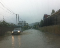 FOTOLAJM/ Reshjet e shiut<br />50 cm ujë në rrugët e Lezhës