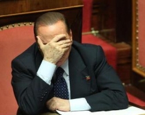 Senati p&euml;rjashton Berluskonin<br />&ldquo;5 Yjet" festojn&euml; me shampanj&euml;