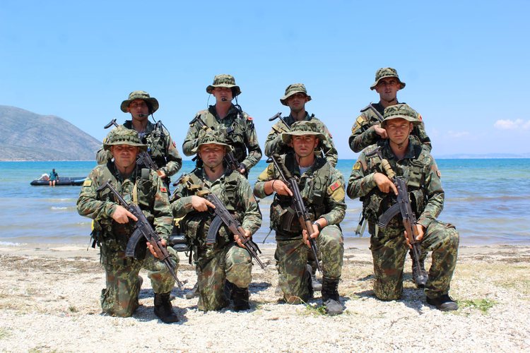 FOTO/ Stërvitja e “egër” e “Batalionit "Komando" në bazën ushtarake të Pashalimianit