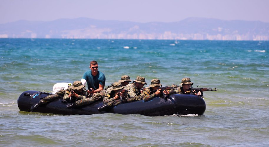 FOTO/ Stërvitja e “egër” e “Batalionit "Komando" në bazën ushtarake të Pashalimianit