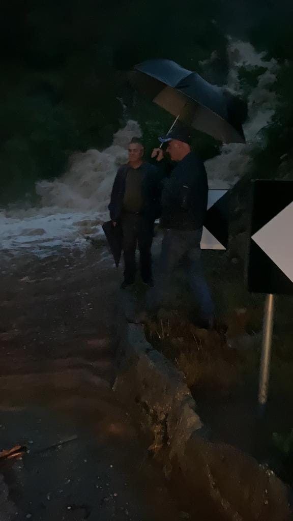 Stuhi e rrebeshe shiu në Tropojë/ Kryebashkiaku thirrje qytetarëve: Bëni kujdes! Bashkia Lezhë i paralajmëron: Ka rrezik për përmbytje