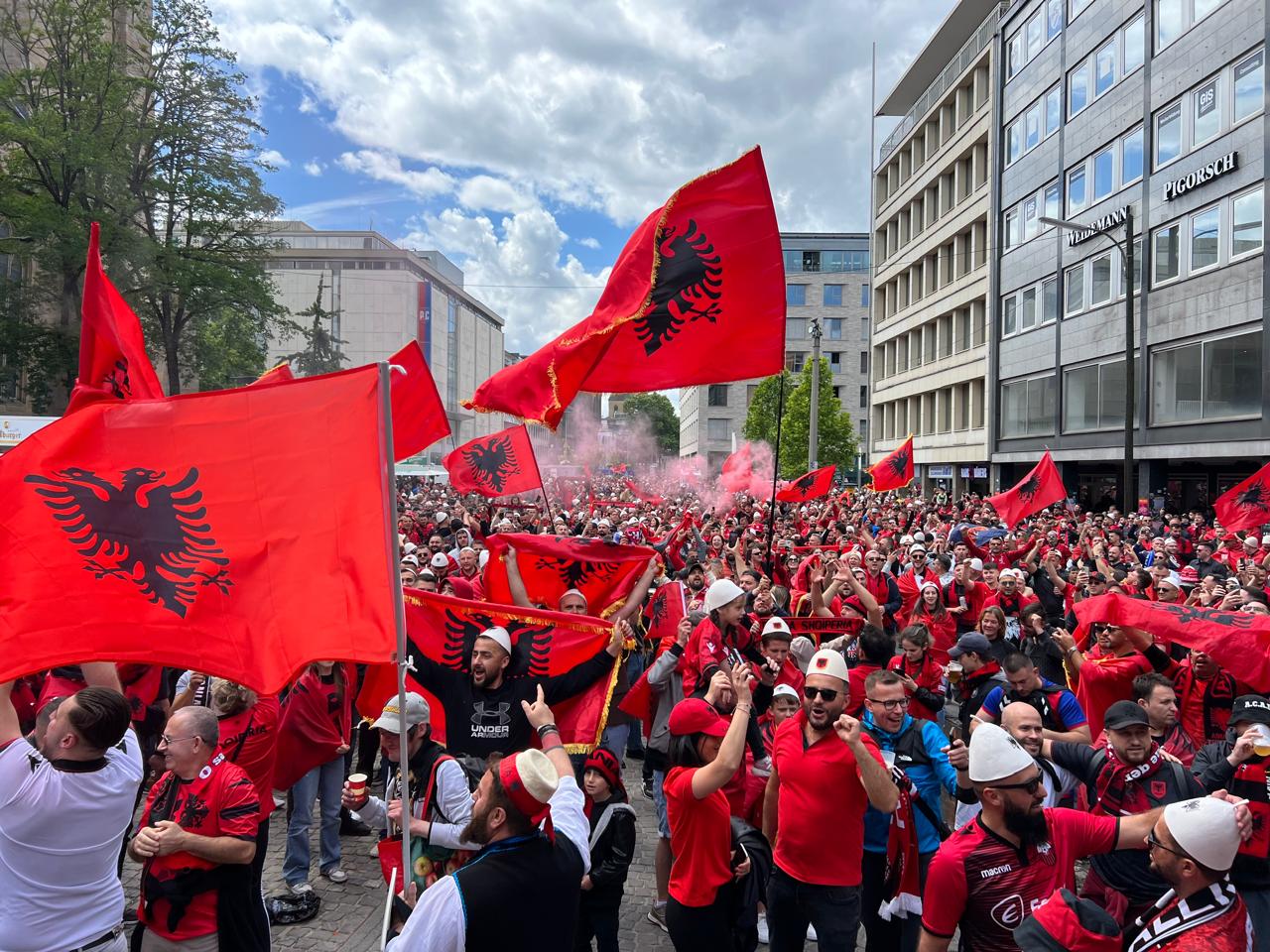 Jehonë kuqezi në Dortmund, tribunat e stadiumit vishen kuqezi! Report Tv sjell atmosferën elektrizuese - Shqiptarja.com