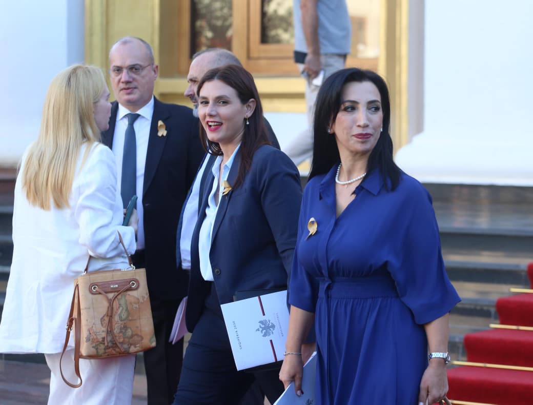 Rus porno xojayin bir dildo bilan ogziga yigit sikildi