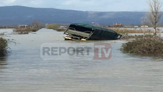 Përmbytjet, kamionin e ushtrisë  e merr rrjedhja e ujit në Shkodër