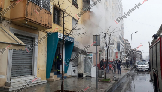 Veç përmbytjeve edhe zjarr/ Shkëndija elektrike, digjet dyqani në Shkodër