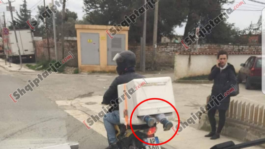 Çudira shqiptare/ Fëmija transportohet në kutinë e picave me motor