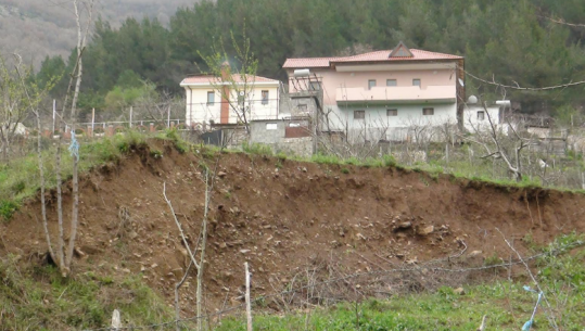 Erozion i frikshëm në Milot, kodra rrezikon të bjerë, banorët në panik