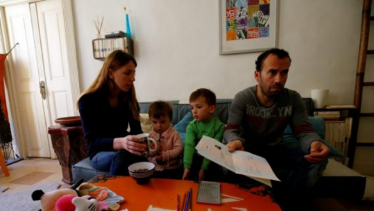 E rëndë, familja shqiptare me dy fëmijë të mitur hidhet në rrugët e Francës