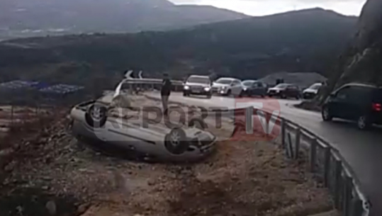 Aksident në Elbasan-Tiranë, përmbyset makina pranë tunelit/VIDEO