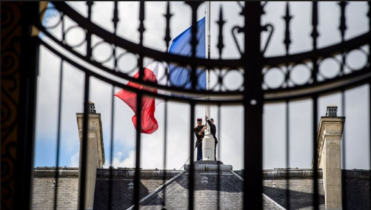 Franca nderon policin e vrarë në sulmin terrorist, flamujt në gjysmë-shtizë