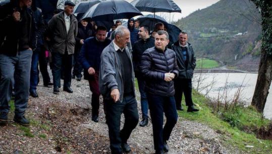  Balla inspekton urën e dëmtuar në Librazhd, rrezikon izolimin e 500 banorëve