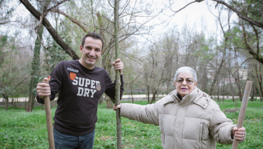 FOTOT/ 90- vjeçari mbjell pemën e vet,  Veliaj: “Dashuria  për Tiranën s’njeh moshë”