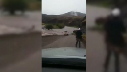 VIDEO/Shoferi tenton të kalojë urën por e rrëmben lumi, humbin jetën 8 persona