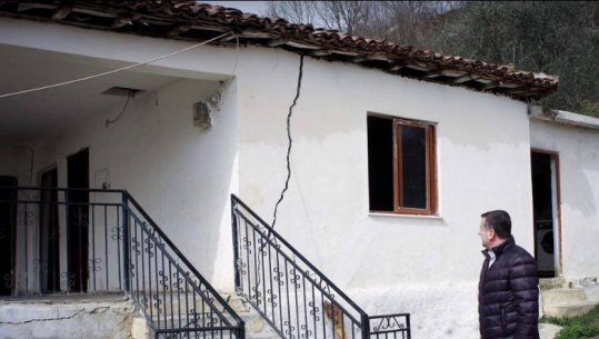 Reshjet, shembet një banesë në Papër të Elbasanit, Balla: Ta ndihmojmë familjen 
