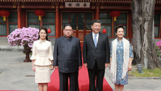Kim Jong un del për herë të parë nga “strofka”, por bukuria e gruas së tij bëhet “hit” në Kinë