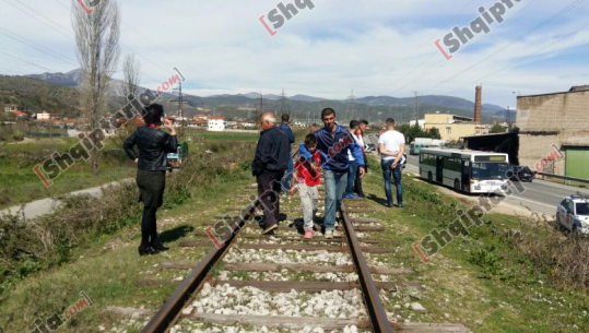 Elbasan, ishte me kufje në vesh, përplaset nga treni, ndërron jetë 12-vjeçarja