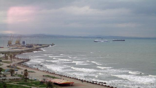 Era e fortë dhe deti me dallgë pezullojnë lundrimin detar në portin e Vlorës