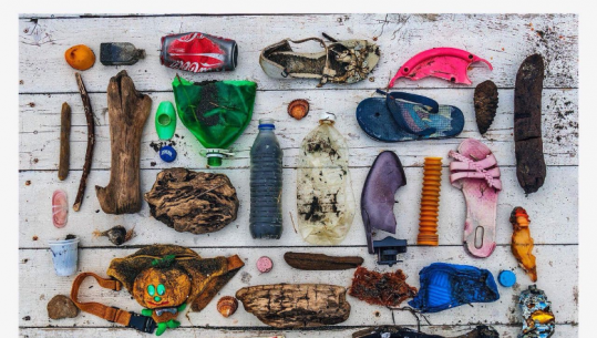 Fotografi italian, art me mbeturinat e detit shqiptar te Rana e Hedhun 