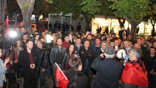Protestë në Tiranë për arrestimet e kuksianëve, Shoqëria Civile largon deputetët e PD: Jeni plehra/ VIDEO