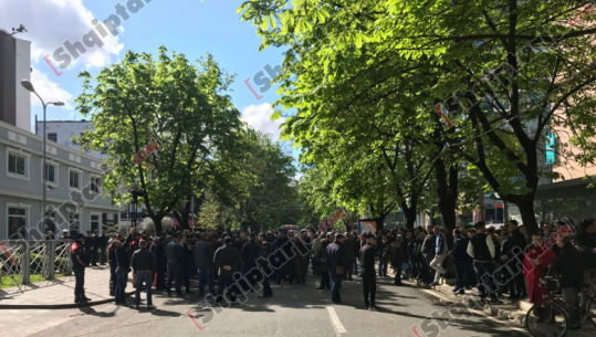 ‘Rruga e Kombit’, protestuesit bllokojnë rrugën te Drejtoria e Policisë së Tiranës 