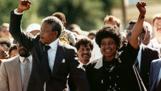 Ndahet nga jeta Zonja e parë me ngjyrë, bashkëshortja e ish-Presidentit Mandela