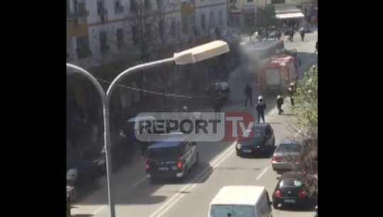 VIDEO/Durrës, merr flakë mjeti i parkuar, nuk ka të lënduar