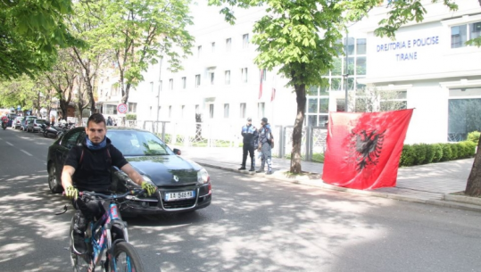 FOTO/Largohen protestuesit, mbetet flamuri kombëtar te Drejtoria Policisë në Tiranë