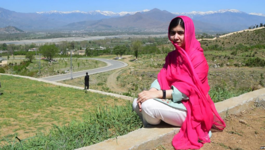 Udhëtimi emocional në vendlindje i Malala Yousafzai-t