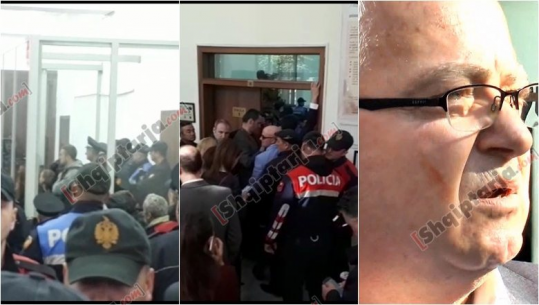 Deputetët e opozitës përplasen me policinë, thyejnë derën e gjykatës, Spaho: Më dhunuan/ VD
