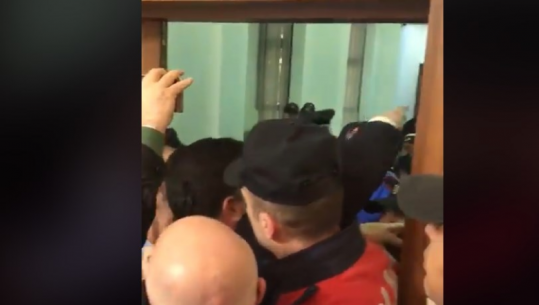 ‘Hape derën, mos e prek se është deputet’/ Flamur Noka kap për fyti dhe godet policët/ VIDEO