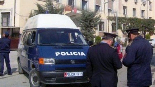 ‘Më ngacmoi vajzën’, 4 persona marrin peng të riun në Kuçovë, 2 në pranga