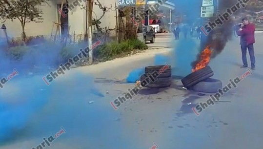 Opozita djeg goma makinash dhe bllokon qarkullimin në Elbasan