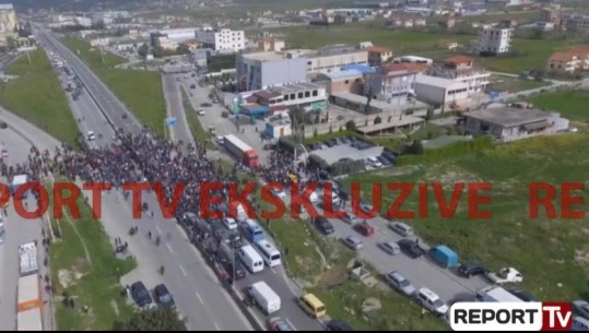 REPORT TV pamje ekskluzive me dron nga protesta në Vorë, bllokohet qarkullimi