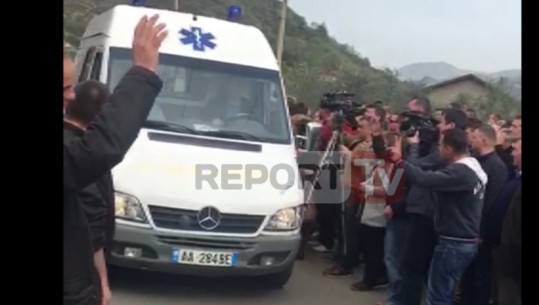 Të sëmurët me urgjencë drejt Tiranës, protestuesit iu hapin rrugën ambulancave në Bradashesh