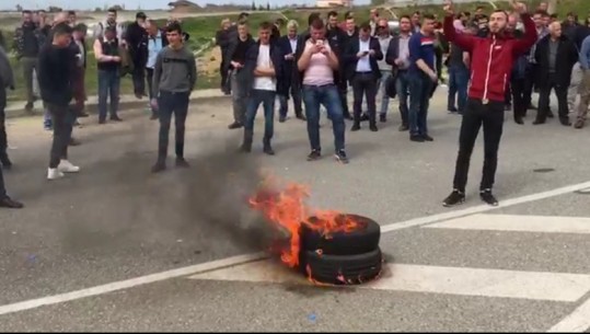 Pas Elbasanit, edhe në Milot protestuesit opozitarë kanë djegur goma