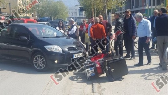 Aksident në Tiranë, motori i picave përplaset me një makinë, një i lënduar/ FOTO