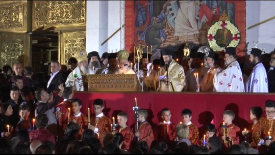 Tiranë, besimtarët ortodoksë kremtojnë festën e Pashkëve në Katedralen 