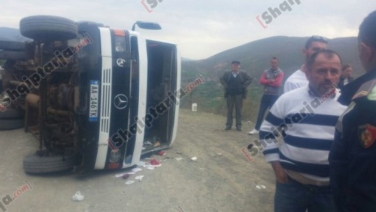 Përmbyset furgoni në Elbasan, fati shpëton 25 pasagjerët/ VIDEO