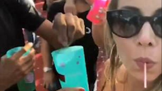 VIDEO/ Vajza kap mat djalin që i hedh një kokërr në pije gjatë festës, ja momenti