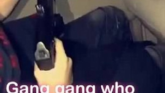 Filmoi veten duke gjuajtur me armë dhe e publikoi në Snapchat, policia i vihet pas/VD