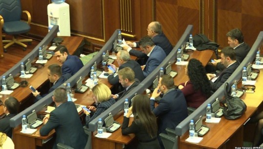 Qeveria e Kosovës humb shumicën në Kuvend, opozita kërkon datën e zgjedhjeve ose rrëzimin e saj